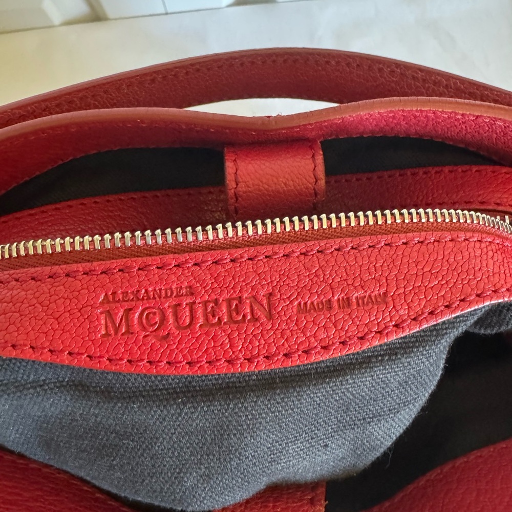 ALEXANDER McQUEEN Red Leather Crossbody Bucket Bag - Picture 13 of 16